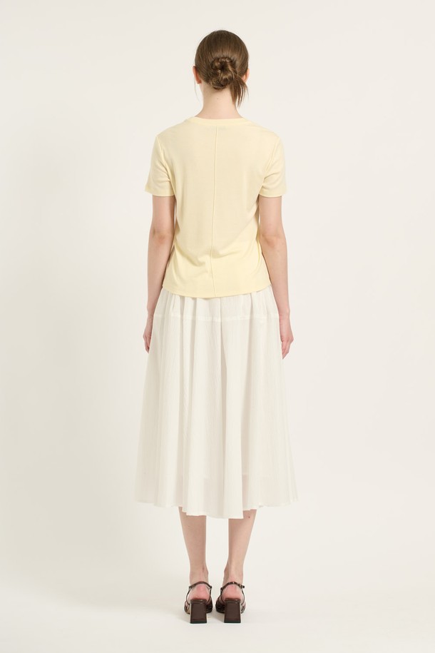 [25SU] 뒷 절개 울스판 티셔츠는 부드러운 촉감과 뛰어난 신축성을 자랑하는 여성용 티셔츠입니다. 라운드넥에 레귤러핏으로 편안하게 착용 가능하며, 여름철 시원하게 입을 수 있는 얇은 두께의 반소매 티셔츠입니다. 뒷 절개 포인트 디테일과 깔끔한 마감으로 미니멀한 스타일을 연출하며, 크림과 다크 브라운 두 가지 색상으로 만나보세요.
