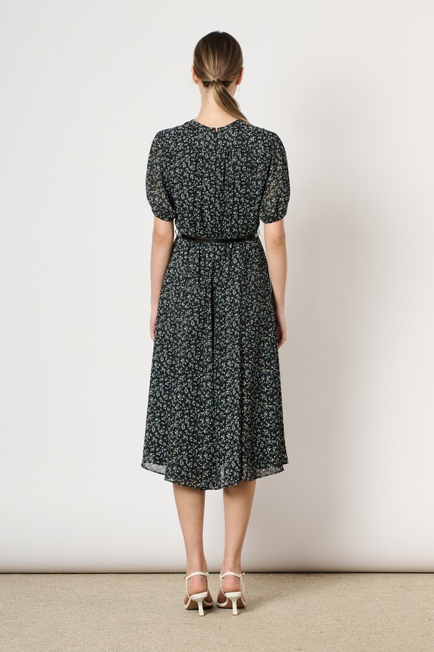 [25FA] 벨티드 플레어 원피스 - BLACK은 우아하고 세련된 스타일을 연출하는 여성용 원피스입니다. 블랙 컬러의 폴리에스터 소재로 제작되어 부드러운 촉감을 선사하며, 플로럴 패턴이 은은하게 포인트를 더합니다. 라운드넥과 반소매 디자인, 벨트 디테일이 여성스러운 실루엣을 강조하며, 볼륨감 있는 소매가 특징입니다. 격식 있는 자리나 데일리 룩으로 활용하기 좋으며, 모임룩, 데이트룩, 하객룩 등 다양한 TPO에 맞춰 클래식, 로맨틱, 미니멀한 스타일을 연출할 수 있습니다. 활동성 좋은 구조로 편안하게 착용 가능하며, 가을 시즌에 어울리는 아이템입니다.
