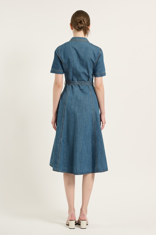 세련된 핏앤플레어 디자인이 돋보이는 [25FA] 인디고 데님 원피스입니다. 면과 폴리에스터 혼방 소재로 제작되어 편안한 착용감을 선사하며, 허리 라인을 강조하는 벨트와 버튼 디테일이 클래식하고 세련된 무드를 더합니다. 플레어 스커트와 반소매 디자인으로 데일리룩에 활용하기 좋으며, 포켓으로 실용성을 높였습니다.
