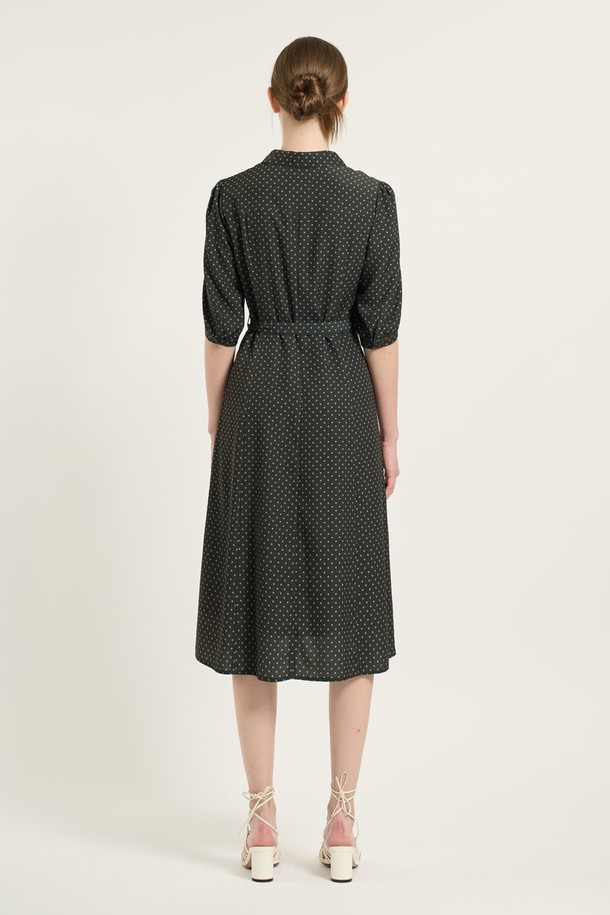 [25FA] 셔츠형 플레어 벨티드 원피스 - KHAKI (카키) B5C7O67145는 우아하고 세련된 스타일을 연출하는 여성 셔츠형 원피스입니다. 7부 소매 기장과 셔츠 칼라 디자인이 특징이며, 허리 벨트 디테일이 더해져 슬림핏을 강조합니다. 자연스러운 플레어 라인과 안감 처리가 편안한 착용감을 선사하며, 사계절 내내 활용 가능한 실용적인 아이템입니다. 데이트룩, 모임룩, 오피스룩 등 다양한 TPO에 매치하여 클래식, 미니멀, 시크한 무드를 연출할 수 있습니다. 폴리에스터 소재로 제작되어 관리가 용이합니다.
