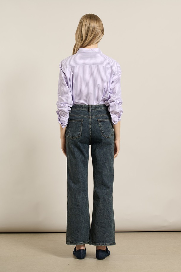 [25FA] 밴딩 워싱 데님 - 다크 블루 A5F8P35354는 여성용 데님 팬츠입니다. 다크 블루 컬러의 워싱 처리된 면, 폴리우레탄 혼방 소재로 제작되었으며, 가을 시즌에 데일리룩 또는 가을 나들이룩으로 활용하기 좋습니다. 허리 부분 밴딩으로 편안한 착용감을 제공하며, 와이드 핏 디자인이 다리 라인을 슬림하게 연출합니다. 클래식, 미니멀, 캐주얼 스타일을 모두 소화할 수 있으며, 빈티지한 매력의 디테일이 돋보입니다.
