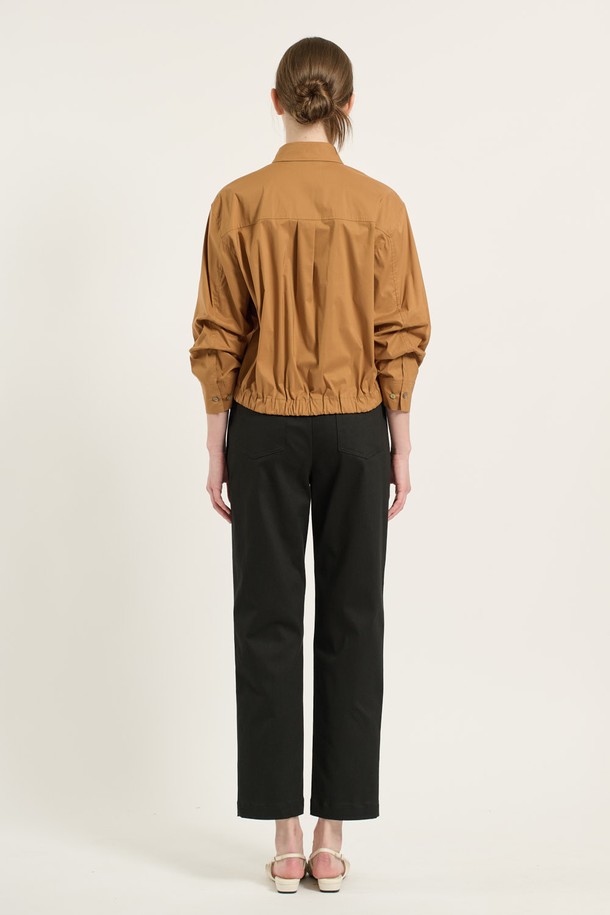 [25FA] 밑단 밴딩 셔츠는 캐주얼하고 미니멀한 스타일을 추구하는 여성 고객을 위한 크롭 기장의 셔츠입니다. 부드러운 면 소재로 제작되어 봄, 가을에 얇게 입기 좋으며, 차이나칼라와 긴 소매 디자인으로 깔끔한 느낌을 줍니다. 밑단 밴딩 디테일이 있어 활동성을 높였으며 루즈핏으로 편안하게 착용 가능합니다. 데이트룩, 카페룩과 같은 TPO에 적합하며, 베이직한 디자인으로 다양한 스타일링에 활용하기 좋습니다.
