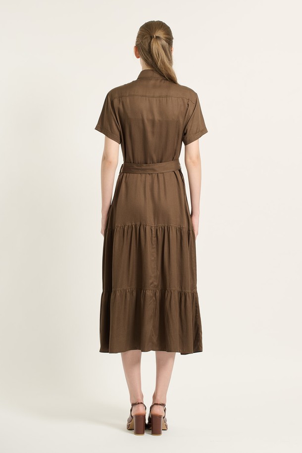 [25FA] 카라형 캉캉 셔링 원피스 - 브라운 (BROWN B5C7O60174)는 여성스러운 실루엣을 연출하는 가을 데일리 [셔링] 원피스입니다. 부드러운 레이온 소재로 제작되어 편안한 착용감을 선사하며, 클래식한 무드를 더하는 카라 디자인과 앞단 버튼 디테일이 특징입니다. 허리 벨트가 포함되어 있어 슬림한 핏을 연출할 수 있으며, 캉캉 셔링 디테일이 로맨틱한 분위기를 자아냅니다. 데이트룩, 카페룩, 모임룩 등 다양한 TPO에 활용하여 클래식하고 미니멀하며 로맨틱한 스타일을 완성해보세요.
