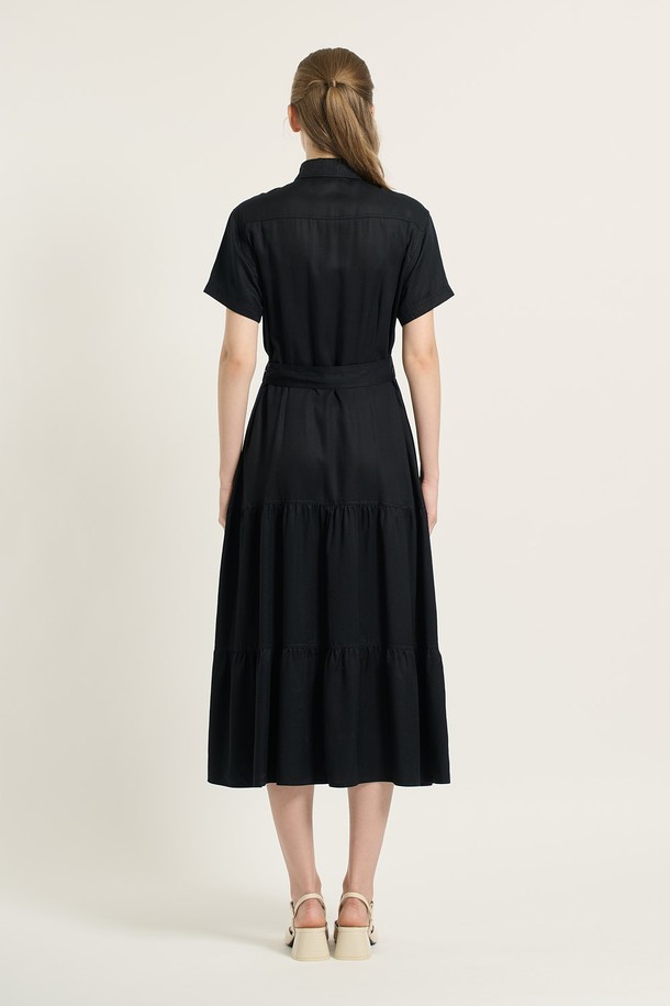 [25FA] 카라형 캉캉 셔링 원피스 - 네이비 (B5C7O60155)는 여성스러운 실루엣을 연출하는 카라 원피스입니다. 부드러운 레이온 소재로 제작되어 은은한 광택과 편안한 착용감을 선사하며, 셔링 디테일과 허리 벨트가 더해져 우아한 스타일을 완성합니다. 플레어 스커트 라인으로 움직임이 편안하며, 포켓 디자인으로 실용성을 높였습니다. 데이트룩, 카페룩, 모임룩 등 다양한 TPO에 활용 가능하며, 클래식, 미니멀, 로맨틱 스타일을 즐겨 입는 분들께 추천합니다.
