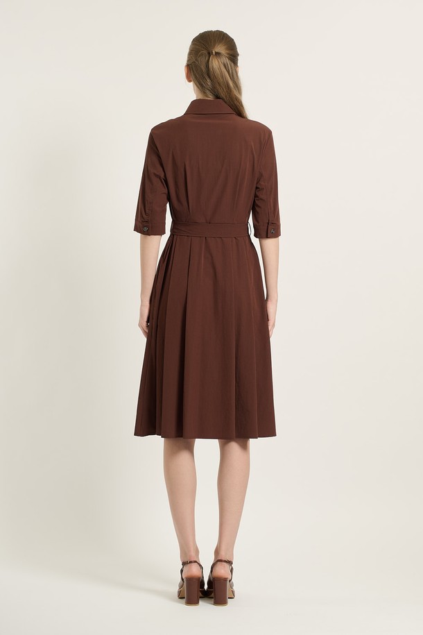 [25FA] 카라형 플레어 원피스 - 다크 브라운 B5C7O67275는 여성스러운 분위기를 연출하는 데이트룩, 카페룩, 모임룩에 어울리는 원피스입니다. 클래식, 미니멀, 걸리시 스타일을 모두 아우르며, 가을 시즌에 적합한 반소매 디자인입니다. 다크 브라운 컬러의 무지 원피스로, 카라 디테일과 벨트, 버튼 장식이 특징입니다. 플레어핏의 플레어 스커트 라인으로 여성스러운 실루엣을 강조하며, 일상에서 편안하게 착용할 수 있습니다.
