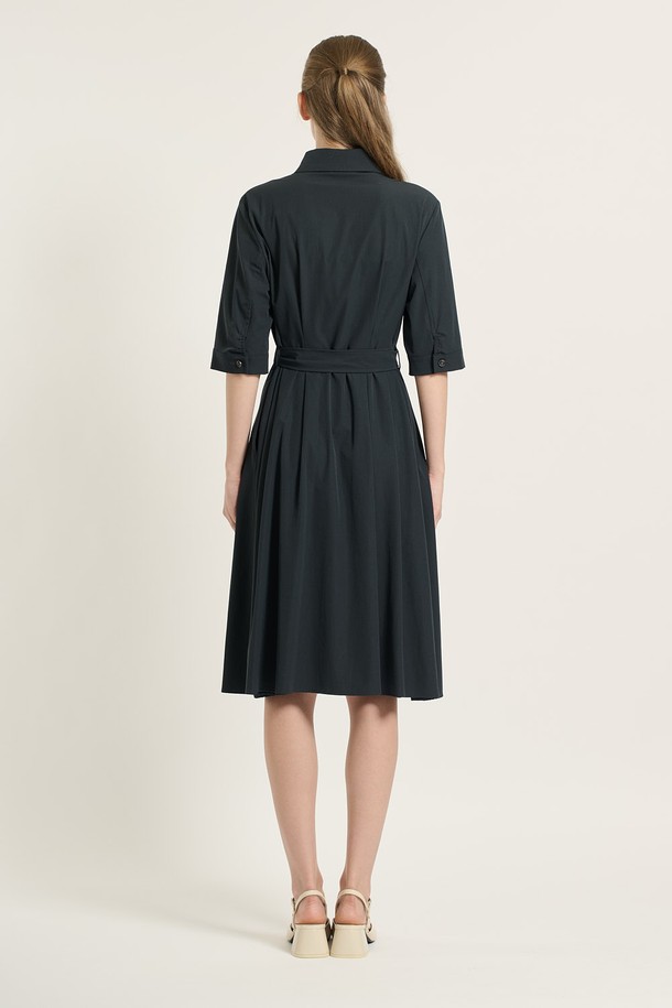 [25FA] 카라형 플레어 원피스 - 다크 네이비 B5C7O67256는 우아하고 세련된 스타일을 연출하는 여성용 원피스입니다. 다크 네이비와 다크 브라운 두 가지 색상으로 제공되며, 얇은 두께감과 신축성 있는 소재로 가을에 적합합니다. 카라 디테일과 플레어 핏이 여성스러운 실루엣을 강조하며, 벨트 디테일로 허리 라인을 더욱 돋보이게 할 수 있습니다. 일상, 데이트, 모임 등 다양한 TPO에 활용 가능하며, 과감한 액세서리와 함께 클래식, 미니멀, 로맨틱 스타일을 연출해 보세요.
