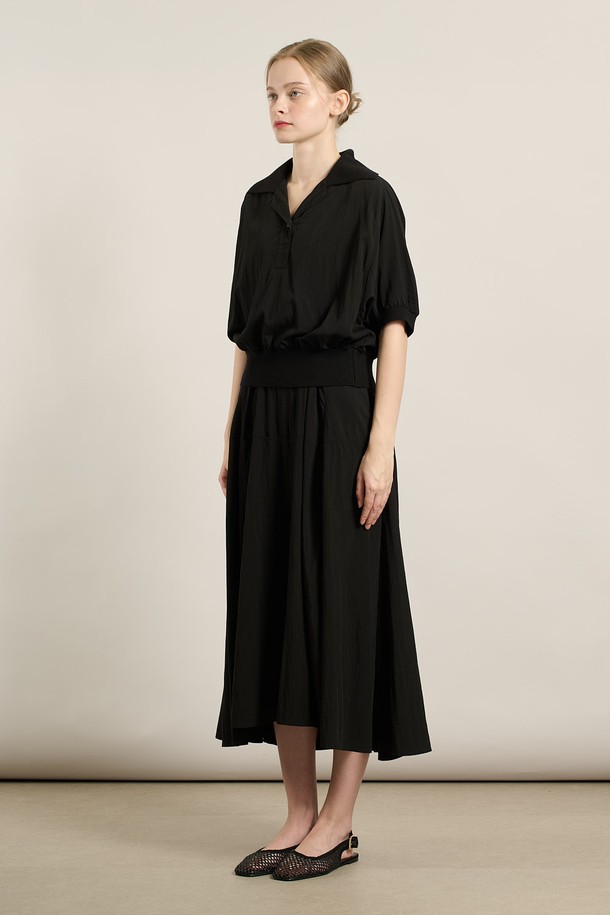 [25FA] 니트 배색 블라우스 셋업 원피스 - BLACK A5F7O68399는 여성스러운 핏과 모던한 스타일을 연출하는 블라우스 셋업 원피스입니다. 가을 시즌에 어울리는 중간 두께감의 니트 소재로 제작되었으며, 부드러운 촉감을 선사합니다. 블랙과 브라운 컬러의 배색 포인트가 돋보이며, 셔링 디테일이 더해져 체형 커버 효과를 줍니다. V넥 라인과 긴 소매 디자인으로 데이트룩, 모임룩 등 다양한 TPO에 활용 가능합니다. 클래식, 미니멀, 로맨틱 스타일을 즐겨 입는 분들께 추천합니다.
