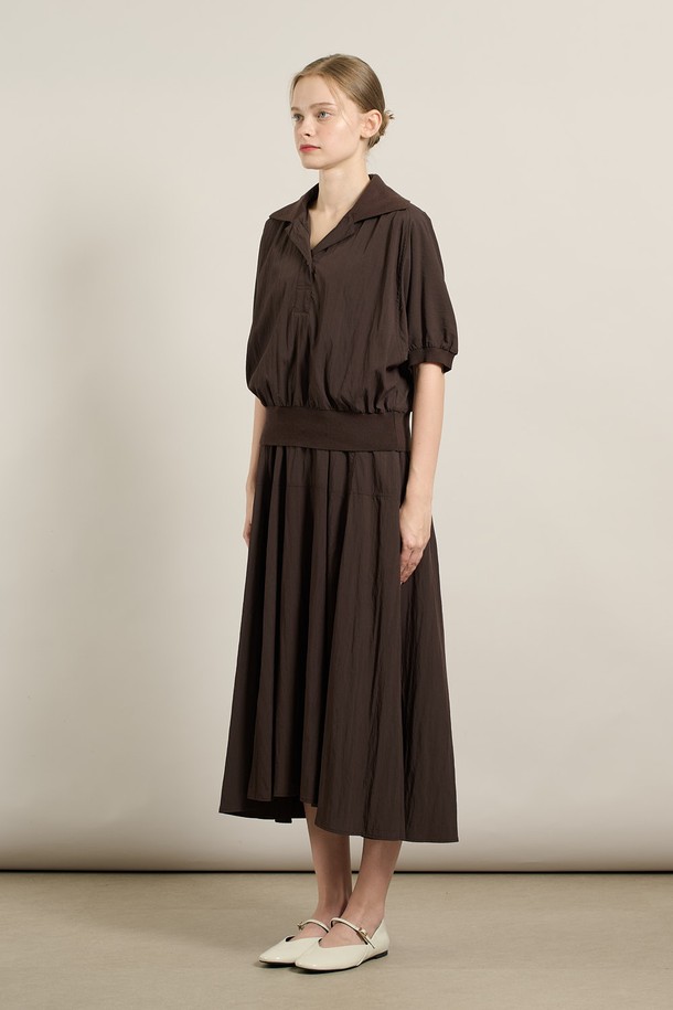 [25FA] 니트 배색 블라우스 셋업 원피스는 브라운 컬러의 여성 의류로, 가을에 어울리는 세련되고 우아한 스타일을 연출합니다. 레이온과 나일론 혼방 소재로 제작되어 부드러운 촉감을 선사하며, 브이넥 라인과 반소매 디자인이 특징입니다. 블라우스와 스커트가 셋업으로 구성되어 플레어 치마핏과 릴렉스핏으로 편안하게 착용 가능합니다. 허리선 니트 디테일이 돋보이며, 데이트룩, 카페룩, 모임룩 등 다양한 TPO에 맞춰 클래식, 미니멀, 로맨틱 스타일을 완성할 수 있습니다.
