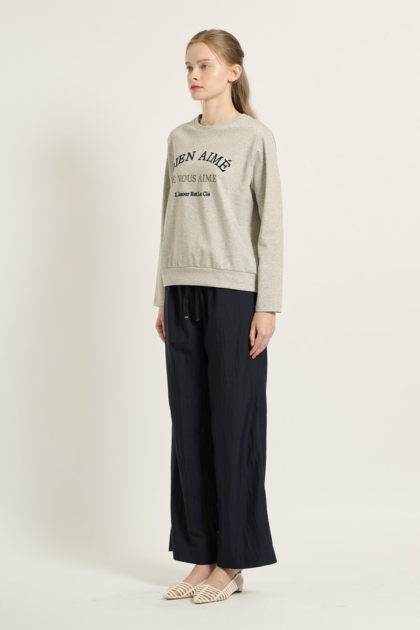 [25FA] 긴팔 맨투맨 티셔츠 - MULTI M GRAY B5C8X42297는 가을 나들이룩에 어울리는 캐주얼, 미니멀, 클래식 스타일의 맨투맨 티셔츠입니다. 부드러운 촉감과 가벼운 착용감을 자랑하며, 루즈핏으로 편안하게 즐길 수 있습니다. MULTI M GRAY 및 DARK RED 두 가지 색상으로 만나볼 수 있으며, 도톰한 두께감으로 따뜻함을 더했습니다. 프랑스어 레터링, 도톰한 밴딩, 소매와 밑단의 특별한 디테일이 세련된 무드를 연출합니다. 폴리에스터, 면, 폴리우레탄 혼방 소재로 제작되어 내구성과 편안함을 동시에 느낄 수 있습니다.
