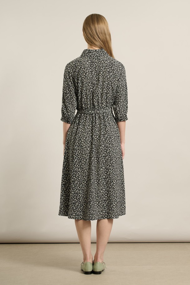 [25FA] 반오픈 뒤밴딩 프린트 원피스 - BLACK A5F8O62599는 캐주얼한 스타일의 여성용 반오픈 원피스입니다. 라운드넥 디자인에 반소매 기장으로, 가을에 어울리는 폴리에스터 소재의 루즈핏 플레어 원피스입니다. 블랙과 브라운 두 가지 색상으로 제공되며, 프린트 무늬가 특징입니다. 뒷부분 밴딩 디테일과 심플한 실루엣으로 허리를 자연스럽게 잡아주어 편안한 착용감과 활동성을 제공합니다. 데이트룩, 카페룩 등 다양한 TPO에 활용 가능하며, 미니멀하고 클래식한 스타일을 연출하기 좋습니다.
