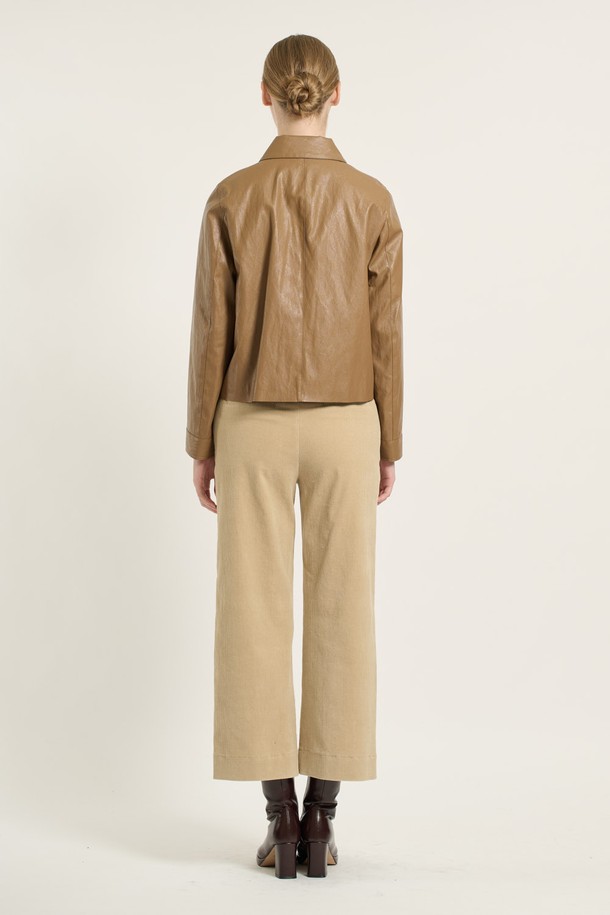 [25WT] 스탠카라 숏 기장 포우 레더 재킷은 여성 의류로, 미니멀하고 모던한 스타일을 연출합니다. 다크 베이지 색상의 인조 가죽 소재로 제작되어 봄, 가을에 적합하며, 숏 기장과 스탠카라 디자인이 특징입니다. 버튼 여밈 방식과 레귤러 핏으로 편안하게 착용할 수 있으며, 포켓 디테일이 더해져 실용성을 높였습니다. 데이트룩, 쇼핑룩 등 다양한 TPO에 활용 가능하며, 미니멀, 클래식, 시크한 스타일을 선호하는 분들께 추천합니다.
