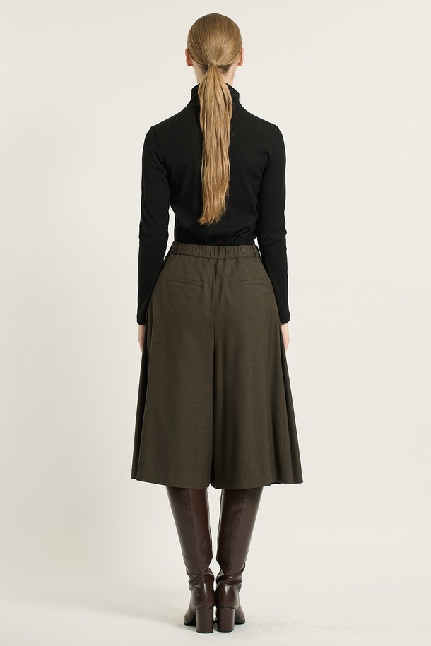 [25WT] 미디 기장 와이드 팬츠는 여성용 와이드 핏 팬츠로, 가을과 겨울에 입기 좋은 제품입니다. M BROWN 색상과 M BEIGE 색상으로 출시되었으며, 클래식하고 세련된 스타일을 연출할 수 있습니다. 허리 부분 버튼 디테일과 포켓 장식이 돋보이며, 깔끔한 라인이 특징입니다. 폴리에스터, 레이온, 폴리우레탄 혼방 소재로 제작되어 편안한 착용감을 선사하며, 출근룩, 오피스룩, 모임룩 등 다양한 TPO에 활용 가능합니다. 미니멀하고 시크한 스타일을 선호하는 분들께 추천합니다.
