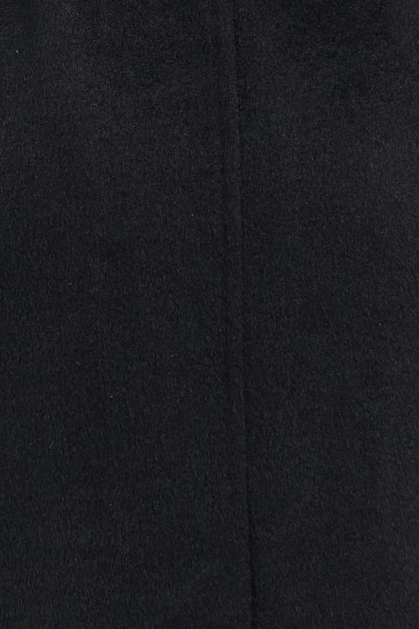 [25WT] 벨티드 핸드메이드 코트는 여성 고객을 위한 겨울 코트입니다. 블랙과 다크 레드의 두 가지 컬러로 출시되었으며, 일상과 격식 있는 자리에 모두 잘 어울립니다. 레귤러핏의 롱 기장으로, 부드러운 촉감과 두꺼운 두께가 특징입니다. 모, 폴리에스터, 아크릴, 레이온, 나일론 등 고급스러운 소재로 제작되어 우아하고 클래식한 스타일을 연출하며, 벨티드 디테일과 세련된 실루엣이 돋보입니다. 특히, 오피스룩, 겨울 데일리룩, 모임룩에 시크하게 매치하기 좋습니다.
