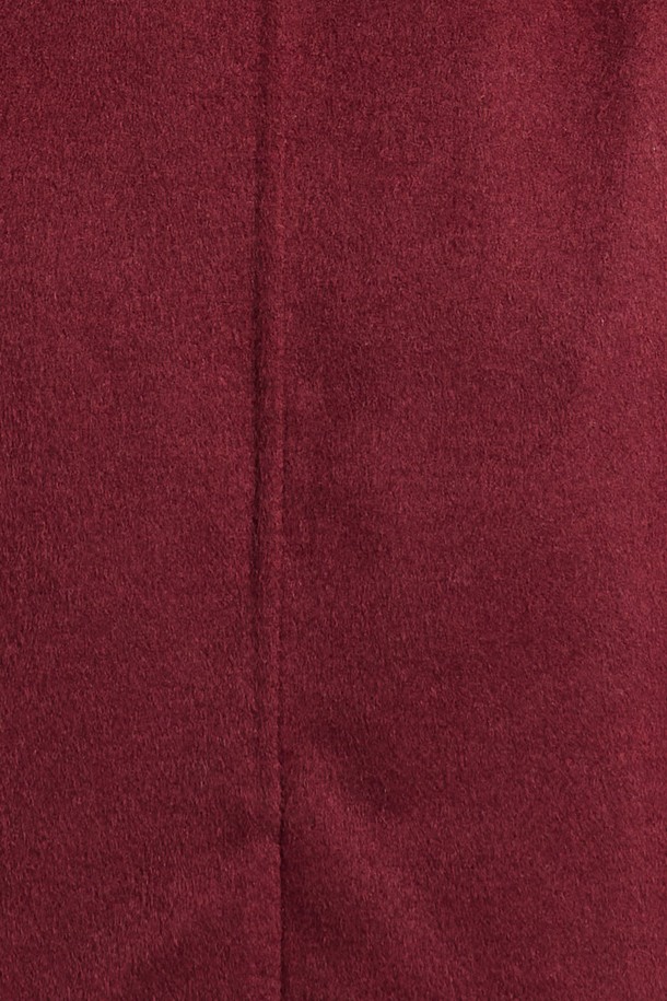 [25WT] 벨티드 핸드메이드 코트는 다크 레드와 블랙 컬러로 출시된 여성용 코트입니다. 가을과 겨울에 어울리는 두꺼운 두께감의 롱 기장 코트로, 클래식하고 엘레강스한 스타일을 연출합니다. 부드러운 촉감의 폴리에스테르, 울, 아크릴, 레이온, 나일론 혼방 소재로 제작되었으며, 싱글 버튼 여밈과 벨트 디테일이 특징입니다. 레귤러 핏으로 허리 라인을 강조하여 여성스러운 실루엣을 완성하며, 오피스룩, 모임룩, 겨울 데일리룩 등 다양한 TPO에 활용 가능합니다. 미니멀하고 시크한 스타일을 선호하는 고객에게 추천합니다.
