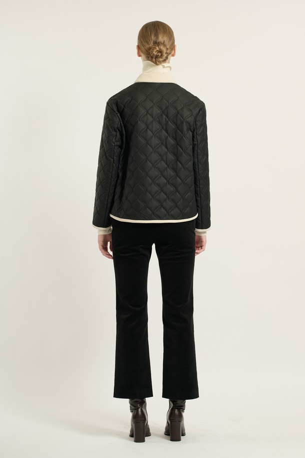 [25WT] 코듀로이 배색 카라 퀼팅 - BLACK B5D9I87199는 겨울철 따뜻하고 스타일리시하게 연출할 수 있는 여성용 퀼팅 재킷입니다. 부드러운 레이온, 폴리에스테르, 코듀로이 혼방 소재로 제작되어 포근한 착용감을 선사하며, 두꺼운 두께감으로 보온성을 높였습니다. 블랙 컬러에 브라운 배색 카라 디자인과 소매, 밑단 트림으로 클래식하면서도 엘레강스한 분위기를 자아냅니다. 레귤러핏에 버튼 여밈 방식으로 편안하게 착용 가능하며, 데일리룩, 모임룩, 데이트룩 등 다양한 TPO에 활용할 수 있습니다. 미니멀, 시크 스타일을 즐기는 여성분들께 추천하는 겨울 필수 아이템입니다.
