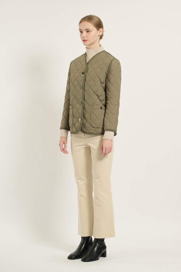**[25WT] 브이넥 바인딩 퀼팅 - KHAKI B5D9I87645**

가을 나들이룩에 어울리는 여성 퀼팅 재킷입니다. 클래식하면서도 트렌디한 스타일로, 간절기에 적합합니다. 부드러운 폴리에스터 소재로 제작되었으며, 매끄러운 촉감을 선사합니다. 브이넥 디자인과 바인딩 디테일, 포켓 디테일이 특징이며, 심플한 버튼으로 여밈을 더했습니다. 숏 기장의 레귤러핏으로, 다양한 스타일 연출에 용이합니다. 색상은 카키, 아이보리, 블랙 3가지로 구성되었습니다.
