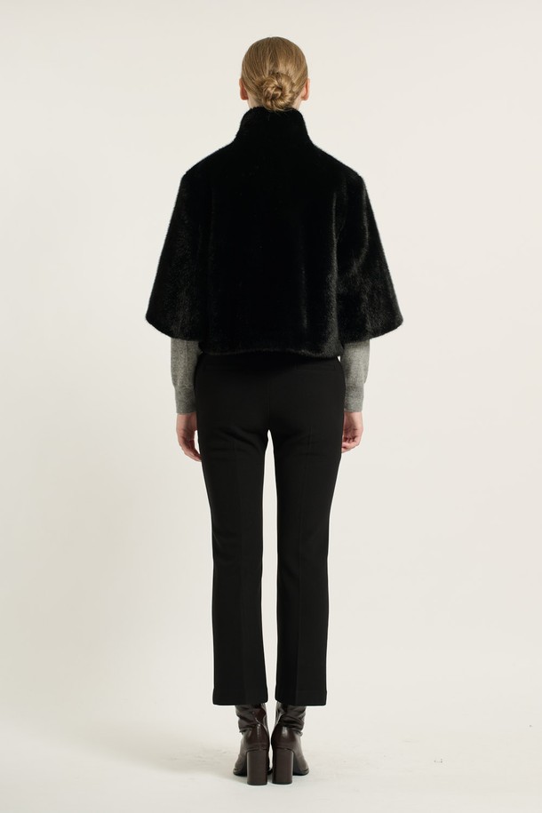 [25WT] 하이넥 페이크 퍼 재킷 - BLACK B5D9I97299는 겨울철 시크하고 우아한 스타일을 연출해 줄 여성용 하이넥 페이크 퍼 재킷입니다. 부드러운 촉감의 폴리에스터 소재로 제작되어 뛰어난 보온성을 자랑하며, 숏 기장과 자연스러운 핏으로 편안한 착용감을 선사합니다. 블랙과 실버 두 가지 컬러로 출시되어 다양한 룩에 매치하기 용이하며, 무지 디자인과 양옆 포켓, 그리고 세심한 마감 처리로 고급스러운 분위기를 더했습니다. 겨울 데일리룩, 모임룩, 파티룩 등 TPO에 맞춰 시크하고 클래식한 스타일을 완성해보세요.
