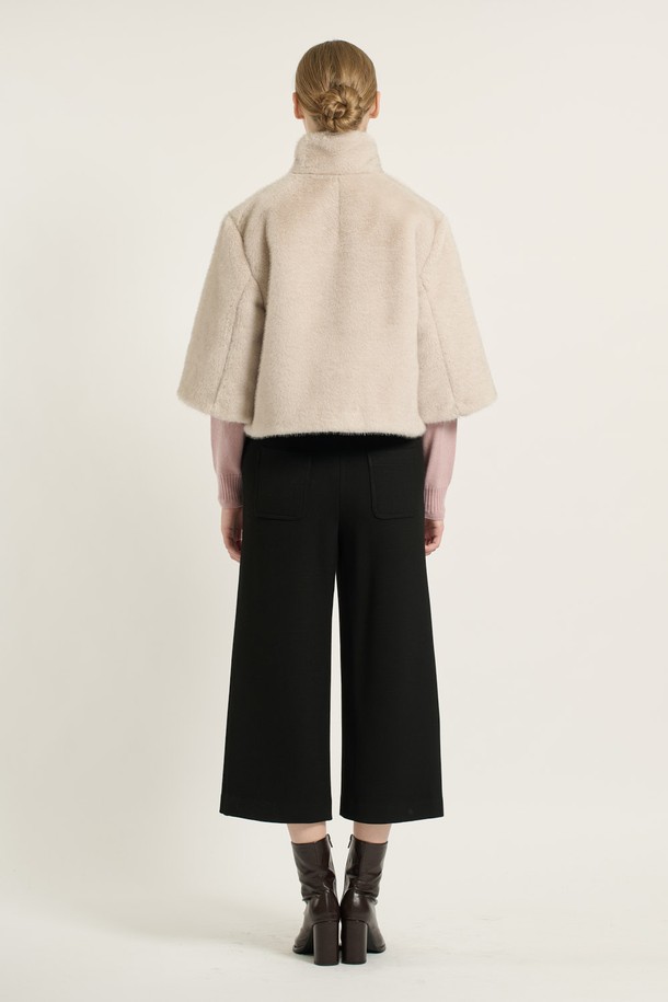 세련되고 우아한 무드의 여성용 [25WT] 하이넥 페이크 퍼 재킷 - SILVER B5D9I97209입니다. 부드러운 촉감의 두꺼운 폴리에스테르 소재로 제작되어 겨울철 보온성을 높여줍니다. 하이넥 디자인과 히든 버튼 여밈 방식으로 깔끔한 실루엣을 연출하며, 세미 오버핏으로 편안하게 착용 가능합니다. 실버와 블랙 두 가지 컬러로 출시되어 다양한 스타일 연출이 가능하며, 일상, 데이트, 모임 등 다양한 TPO에 활용하기 좋습니다. 내부에는 폴리에스터 안감이 덧대어져 있으며, 긴 소매 기장과 실용적인 주머니 디테일로 편의성을 더했습니다.
