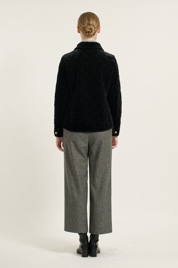 세련된 무드의 [25WT] 벨벳 퀼팅 점퍼 - BLACK B5D9R13499입니다. 부드러운 촉감의 벨벳 소재와 퀼팅 패턴이 어우러져 클래식하면서도 시크한 스타일을 연출합니다. 겨울철 일상, 모임, 오피스룩에 모두 잘 어울리는 활용도 높은 아이템입니다. 적당한 두께감으로 따뜻함을 제공하며, 벨벳 안감과 버튼 디테일이 고급스러움을 더합니다. 긴 소매 기장과 레귤러핏으로 편안한 착용감을 선사합니다.
