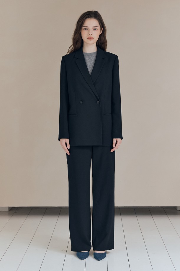 [25FA] 더블브레스티드 재킷 - BLACK A5F8J12299는 여성 고객을 위한 아우터 상품입니다. 모던, 클래식, 엘레강스 스타일을 추구하는 분들께 적합하며, 일상, 오피스룩, 출근룩, 모임룩 등 다양한 TPO에 활용할 수 있습니다. 레귤러핏의 블랙 컬러, 무지 패턴의 더블버튼 디자인으로 시크하고 미니멀한 스타일을 연출합니다. 폴리에스테르와 폴리우레탄 혼방 소재로 제작되어 부드러운 촉감을 선사하며, 가을 시즌에 적합한 두께감입니다. 클린한 숄더라인, 버튼 강조, 이너 레이어링 디테일, 세트업 가능한 점이 특징입니다.
