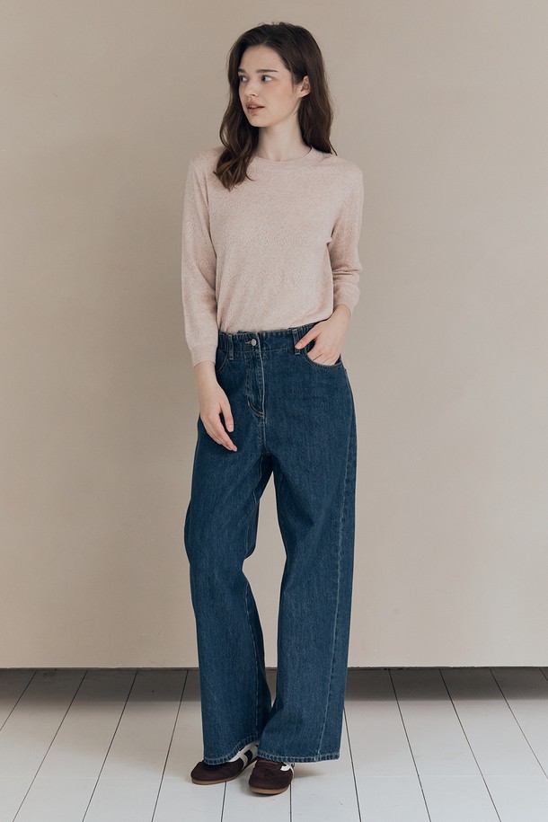 [25FA] 와이드레그 데님 팬츠 - DARK BLUE A5F8P35954는 여성용 데님 팬츠입니다. 짙은 다크 블루 컬러의 무지 면 소재로 제작되어 가을에 적합하며, 클래식한 스타일을 연출합니다. 하이웨스트 디자인과 와이드핏으로 현대적인 실루엣을 강조하며, 세련된 디자인이 돋보입니다. 가을 나들이룩이나 데이트룩에 매치하여, 미니멀하고 시크한 스타일을 완성해보세요.
