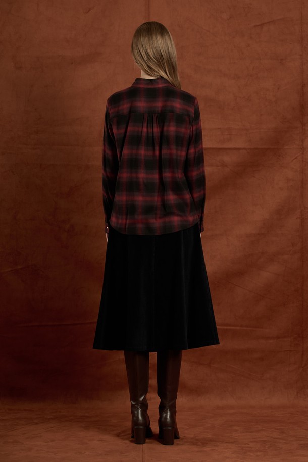 [25WT] 러플 체크 블라우스 - RED B5W9B40224는 여성용 블라우스로, 클래식하고 페미닌한 스타일을 연출합니다. 레드와 카키 두 가지 컬러로 출시되었으며, 면과 레이온 혼방 소재로 제작되어 부드러운 촉감을 선사합니다. 라운드넥에 긴 소매, 레귤러핏, 레귤러 기장으로 디자인되었으며, 체크 패턴과 러플 디테일이 특징입니다. 데이트룩, 카페룩, 모임룩 등 다양한 TPO에 미니멀, 클래식, 로맨틱 스타일로 연출할 수 있으며, 다양한 하의와 레이어드하여 사계절 내내 활용 가능합니다.
