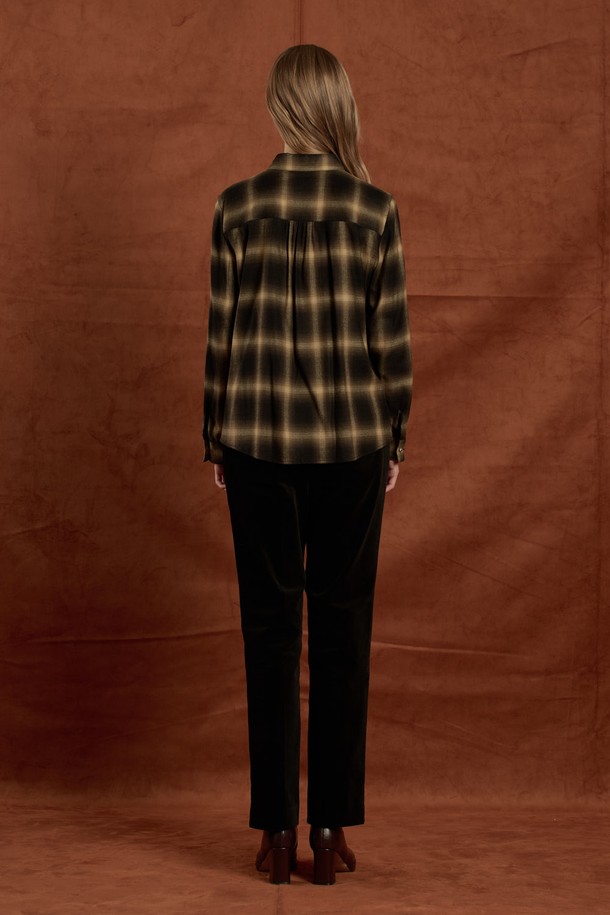 [25WT] 러플 체크 블라우스 - KHAKI B5W9B40245는 가을, 겨울 시즌에 어울리는 여성 블라우스입니다. 클래식한 무드의 카키 컬러 체크 패턴이 돋보이며, 라운드넥과 긴 소매, 레귤러핏으로 디자인되었습니다. 부드러운 면과 레이온 혼방 소재로 제작되어 간편한 착용감을 선사하며, 두꺼운 두께감으로 따뜻하게 입을 수 있습니다. 러플 디테일과 버튼 장식이 여성스러운 포인트를 더하며, 단독 또는 레이어드 스타일링 모두 활용 가능합니다. 가을 나들이룩, 겨울 데일리룩, 모임룩 등 다양한 TPO에 맞춰 클래식, 미니멀, 캐주얼 스타일로 연출해보세요.
