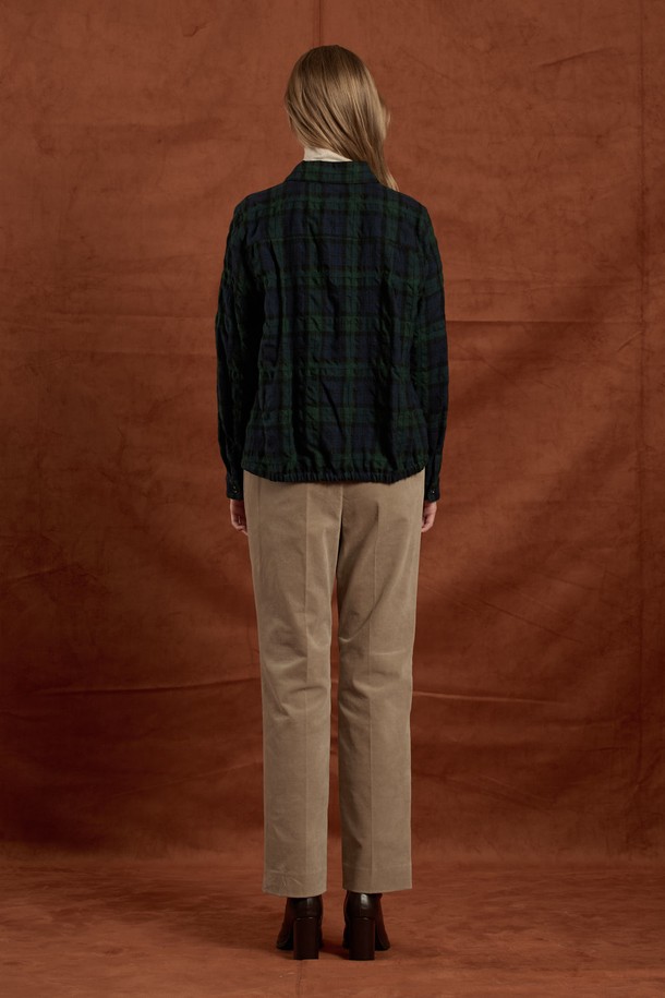 세련된 그린 체크 패턴이 돋보이는 [25WT] 울 체크 블라우스입니다. 여성스러운 실루엣을 연출하며, 가을과 겨울에 따뜻하게 착용하기 좋습니다. 고급스러운 모(wool)와 면 혼방 소재로 제작되어 부드러운 촉감을 선사합니다. 소매와 밑단 디자인으로 포인트를 더해, 오피스룩, 모임룩, 가을 나들이룩 등 다양한 TPO에 활용할 수 있습니다. 클래식하고 미니멀한 스타일을 선호하는 분들께 추천합니다.
