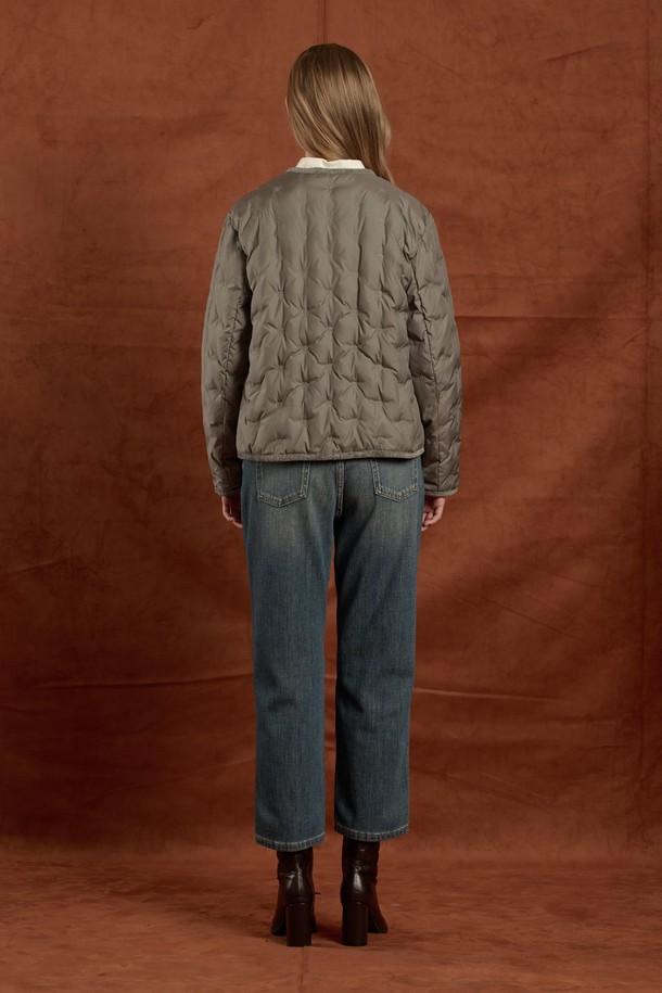 [25WT] 메탈 자수 구스 다운 - LIGHT M GRAY B5W9F80296는 여성용 아우터 구스다운입니다. 겨울철 일상 및 비즈니스 캐주얼에 적합하며, 베이직하고 캐주얼한 스타일을 연출합니다. LIGHT M GRAY 및 DARK BROWN 두 가지 색상으로 출시되었으며, 메탈 자수 포인트와 포켓 디테일이 특징입니다. 구스다운 충전재(솜털 80%, 깃털 20%)를 사용하여 가볍고 따뜻하며, 스트레이트 핏의 레귤러 기장으로 제작되었습니다. 긴 소매와 버튼 여밈 방식의 두꺼운 두께감으로 겨울철 보온성을 높였습니다.
