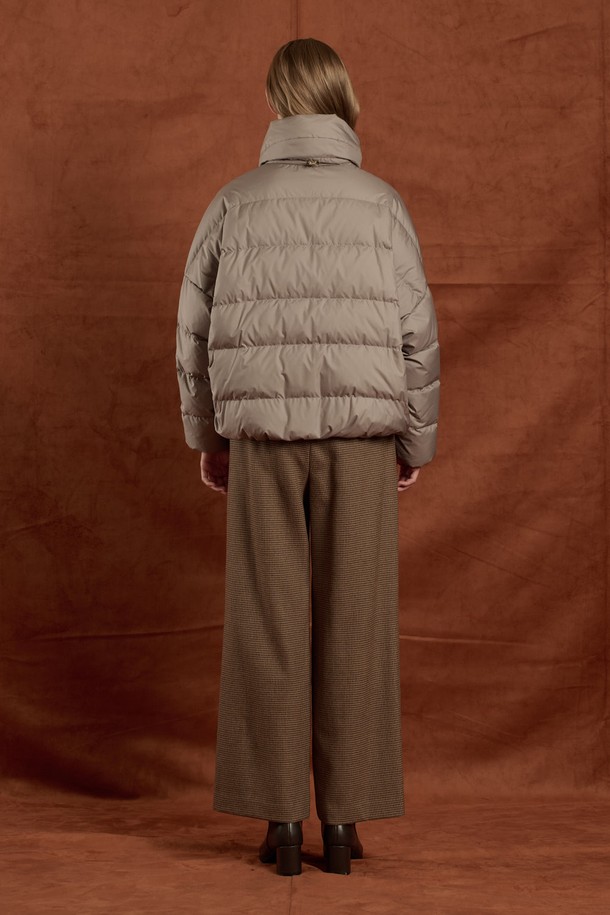 [25WT] 하이넥 구스 다운 - LIGHT KHAKI B5W9F80581은 겨울철 데일리룩에 어울리는 여성용 아우터입니다. 미니멀하고 클래식한 스타일을 추구하며, 은은한 LIGHT KHAKI 컬러가 특징입니다. 하이넥 디자인으로 목을 따뜻하게 감싸주며, 구스다운 충전재(솜털 80%, 깃털 20%)를 사용하여 뛰어난 보온성을 제공합니다. 부드러운 촉감의 폴리에스터 소재로 제작되었으며, 무지 패턴과 레귤러핏으로 깔끔한 실루엣을 연출합니다. 버튼 여밈 방식의 크롭 기장 긴소매 디자인으로, 다양한 스타일링에 활용하기 좋습니다.
