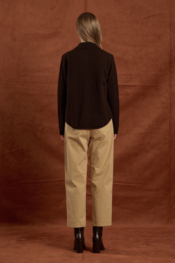 [25WT] 울 셔츠형 니트 가디건 - BROWN B5W9K10574는 여성용 니트 가디건으로, 가을과 겨울에 착용하기 좋습니다. 브라운과 멀티 그레이 컬러로 출시되었으며, 클래식하고 포멀한 스타일을 연출할 수 있습니다. 고급스러운 울 소재로 제작되어 부드러운 촉감을 선사하며, 레귤러 핏과 셔츠 칼라 디자인이 특징입니다. 넉넉한 두께감과 긴 소매 기장으로 따뜻함을 더하며, 포켓과 단추 디테일로 포인트를 주었습니다. 오피스룩, 모임룩, 겨울 데일리룩 등 다양한 TPO에 활용하기 좋은 아이템입니다.
