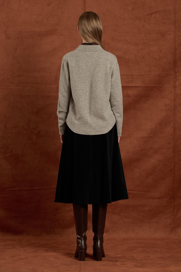 [25WT] 울 셔츠형 니트 가디건 - MULTI M GRAY B5W9K10597는 여성용 상의 니트 가디건입니다. 가을, 겨울 시즌에 어울리는 두꺼운 두께감의 울(모) 100% 소재로 제작되어 부드러운 촉감을 자랑합니다. 셔츠 칼라와 앞 단추 디자인, 왼쪽 가슴 포켓 디테일이 돋보이며, 베이직하고 클래식한 스타일을 연출합니다. 레귤러핏과 긴소매 기장으로 모임룩, 겨울 데일리룩 모두 소화 가능하며, 미니멀하고 클래식한 무드를 선호하는 분들께 추천합니다.
