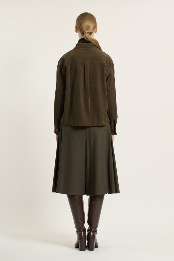 [25WT] 루즈핏 코듀로이 셔츠 - DARK KHAKI B5D9B40183는 넉넉한 루즈핏으로 편안한 착용감을 선사하는 셔츠입니다. 부드러운 촉감의 코듀로이 소재로 제작되어 봄, 가을 시즌에 활용하기 좋으며, 다크 카키 컬러가 세련된 분위기를 더합니다. 베이직하면서도 캐주얼한 스타일로, 출근룩이나 비즈니스 캐주얼, 혹은 캐주얼, 클래식, 미니멀 스타일 연출에도 적합합니다. 긴 소매와 카라 디자인, 그리고 실용적인 포켓 디테일까지 갖춰 활용도를 높였습니다. 두꺼운 두께감으로 보온성을 더했습니다.
