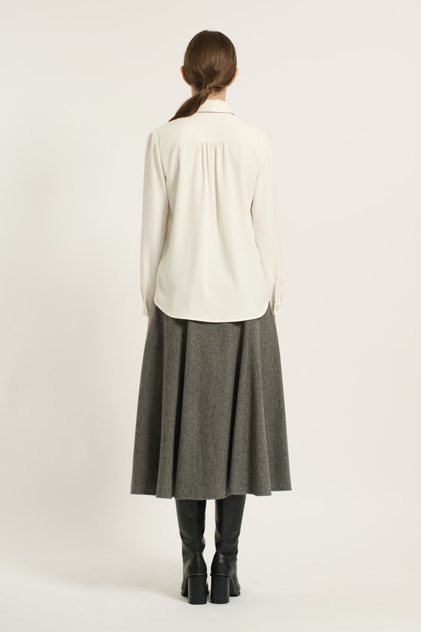 [25WT] 셔츠카라 타이 블라우스 - IVORY B5D9B40413는 여성스러운 실루엣을 연출하는 아이보리 컬러의 블라우스입니다. 셔츠 카라 디자인과 타이 디테일이 클래식하면서도 엘레강스한 분위기를 선사합니다. 봄, 가을 시즌에 적합하며, 레귤러 핏과 긴 소매 기장으로 편안하게 착용할 수 있습니다. 오피스룩, 모임룩, 소개팅룩 등 다양한 TPO에 활용 가능하며, 미니멀, 로맨틱 스타일을 즐기는 분들께 추천합니다. 무지 디자인으로 어떤 하의와도 쉽게 매치할 수 있어 활용도가 높습니다.
