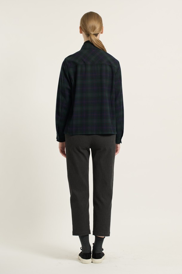 [25WT] 로고 패치 포켓 체크 셔츠 - GREEN B5D9B40742는 여성용 셔츠/블라우스로, 봄, 가을에 착용하기 좋은 긴소매 레귤러핏 제품입니다. 캐주얼, 베이직 스타일의 그린 컬러 체크 패턴이 돋보이며, 카라 넥라인과 레귤러 기장으로 제작되었습니다. 면 소재의 보통 두께감으로 편안한 착용감을 선사하며, 패치 포켓 디테일이 특징입니다. 출근룩과 모임룩, 그리고 캐주얼, 클래식, 미니멀 스타일 모두 소화 가능한 활용도 높은 아이템입니다.
