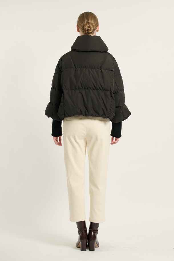 [25WT] 니트 소매 덕 다운 - BLACK B5D9F87699은 겨울철 캐주얼 스타일을 위한 여성용 오버핏 크롭 패딩입니다. 부드러운 촉감의 나일론 소재와 두꺼운 두께로 제작되어 보온성을 높였습니다. 블랙 컬러의 무지 디자인에 니트 소매 디테일이 돋보이며, 집업 스타일로 편안하게 착용 가능합니다. 안감 또한 패딩 처리되어 더욱 따뜻하게 착용할 수 있습니다. 미니멀한 스타일을 선호하는 분들께 추천합니다.
