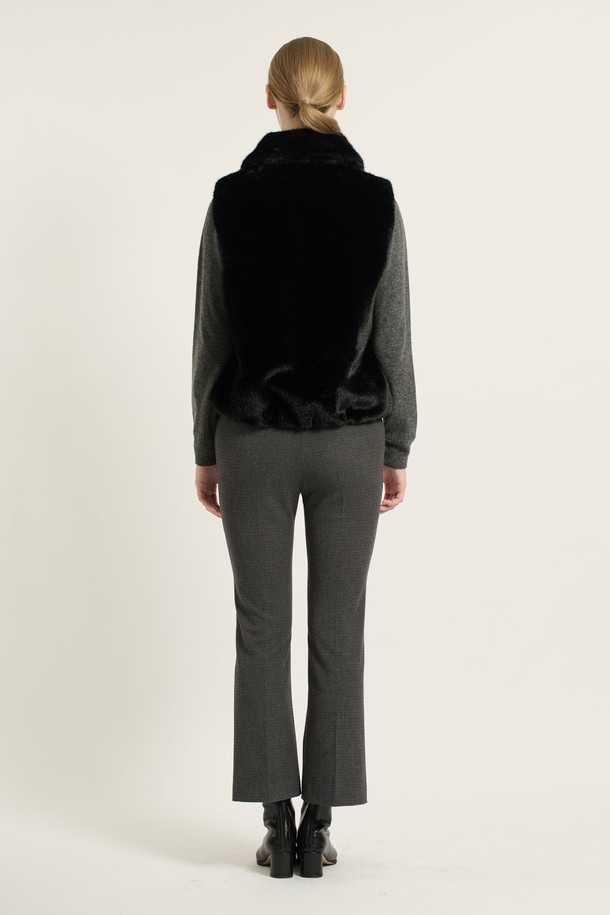 [25WT] 페이크 퍼 베스트 - BLACK B5D9F97199는 여성들을 위한 아우터 카테고리의 베스트 상품입니다. 가을과 겨울에 착용하기 좋은 두꺼운 두께감의 페이크 퍼 소재로 제작되어 부드러운 촉감을 선사합니다. 블랙 컬러의 무지 디자인에 크롭 기장과 레귤러핏으로 베이직하면서도 클래식한 스타일을 연출하며, 민소매와 퍼 카라 디테일이 특징입니다. 모임룩이나 미니멀한 스타일을 선호하는 분들께 추천하는 아이템입니다.
