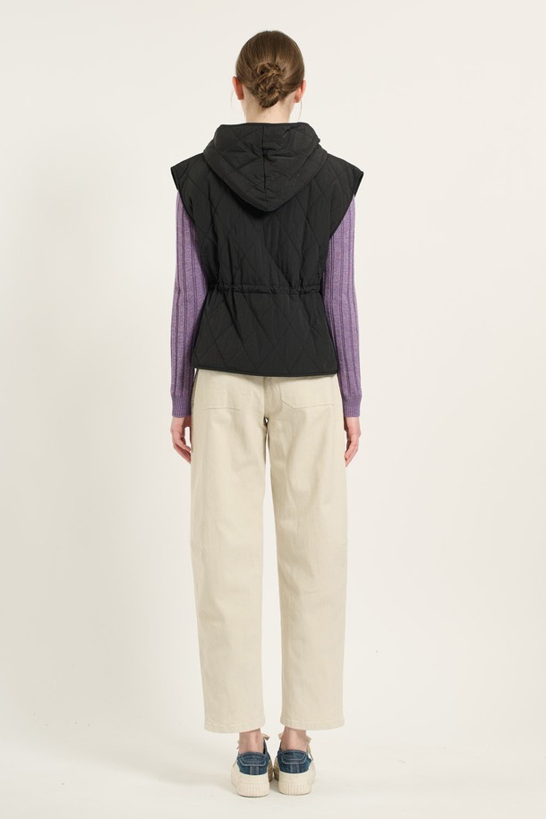 [25WT] 스트링 후드 퀼팅 베스트 - BLACK B5D9G17199는 가을, 겨울철에 따뜻하게 착용할 수 있는 여성용 베스트입니다. 블랙 색상의 퀼팅 패턴으로 캐주얼하고 스포티한 스타일을 연출하며, 레귤러 핏으로 편안하게 착용 가능합니다. 부드러운 폴리에스테르 소재로 제작되어 촉감이 좋으며, 두꺼운 두께감으로 보온성을 높였습니다. 후드 디자인과 스트링 디테일로 포인트를 더하여 산책룩, 캠핑룩 등 다양한 TPO에 활용하기 좋습니다. 민소매 디자인으로 활동성을 높였으며, 미니멀한 스타일을 선호하는 분들께 추천합니다.
