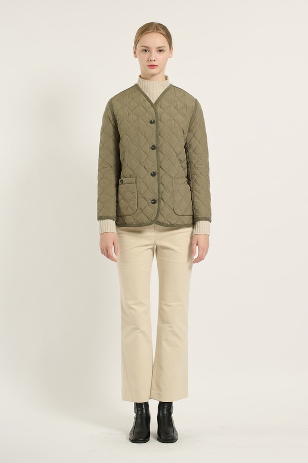 [25WT] 브이넥 바인딩 퀼팅 - KHAKI (카키) B5D9G87645는 여성용 점퍼입니다. 봄, 가을에 어울리는 두꺼운 두께감의 크롭 기장 아우터로, 베이직하고 캐주얼한 스타일을 연출합니다. 브이넥 라인과 바인딩, 퀼팅 디자인이 특징이며, 긴 소매와 버튼 여밈 방식으로 제작되었습니다. 레귤러핏으로 제작되어 편안한 착용감을 선사하며, 데일리룩에 활용하기 좋습니다.
