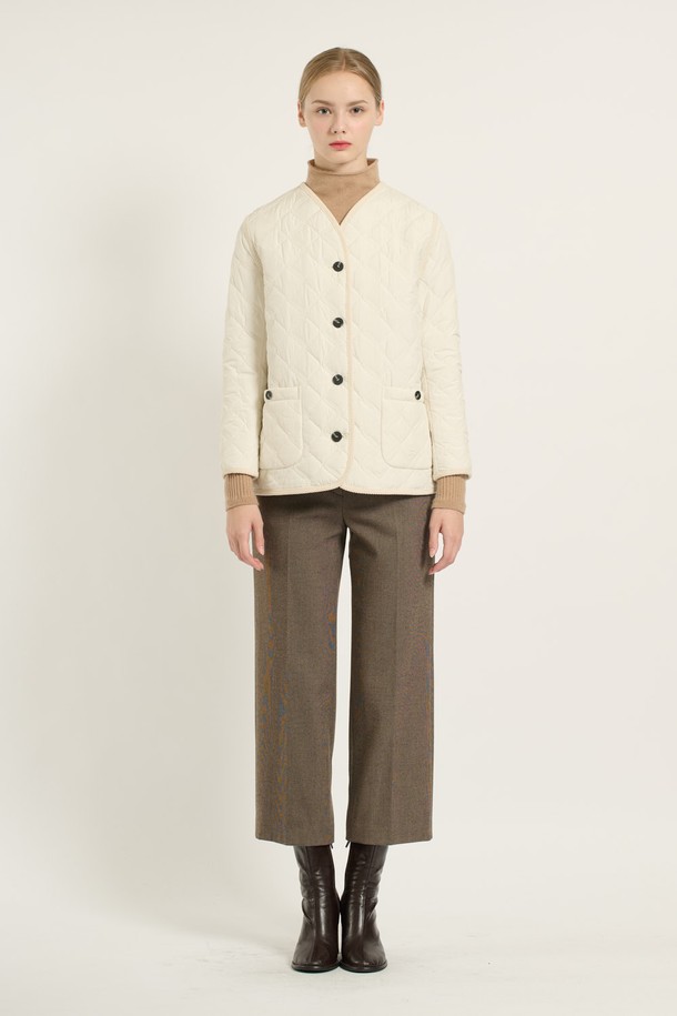 아이보리 컬러의 [25WT] 브이넥 바인딩 퀼팅 점퍼입니다. 가을과 겨울에 착용하기 좋은 두꺼운 두께감으로, 캐주얼하고 베이직한 스타일을 연출합니다. 크롭 기장에 7부 소매, 브이넥 디자인과 바인딩 디테일이 특징입니다. 레귤러핏으로 편안하게 착용 가능하며, 퀼팅 패턴이 돋보입니다. 일상복으로 활용하기 좋은 여성 점퍼입니다.
