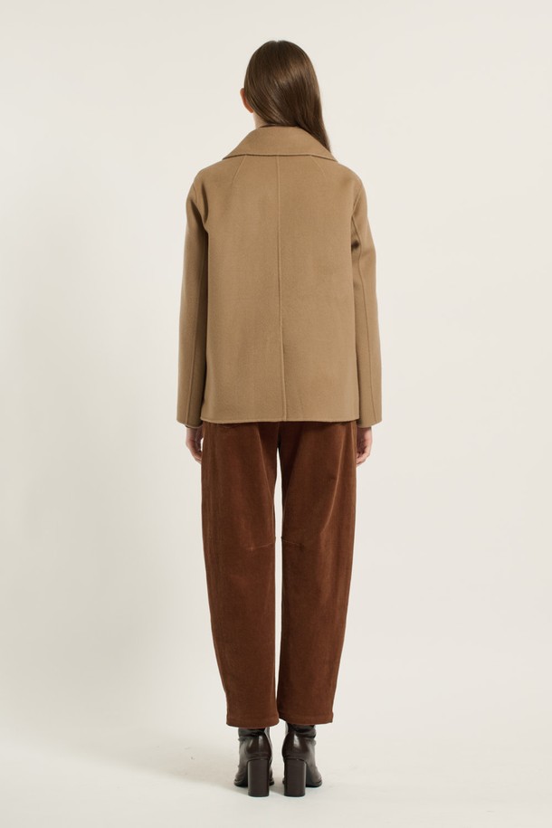 세련된 무드의 여성 [25WT] 더블 단추 핸드메이드 재킷입니다. 베이지 컬러와 울 소재, 두꺼운 두께감으로 가을, 겨울 시즌에 따뜻하고 포근하게 착용할 수 있습니다. 클래식하고 미니멀한 디자인에 테일러드 칼라와 레귤러핏으로 세련된 실루엣을 연출합니다. 오피스룩, 출근룩, 모임룩 등 다양한 TPO에 활용 가능한 아이템입니다. 긴 소매 기장과 핸드메이드 코트 타입으로 완성도를 높였습니다.
