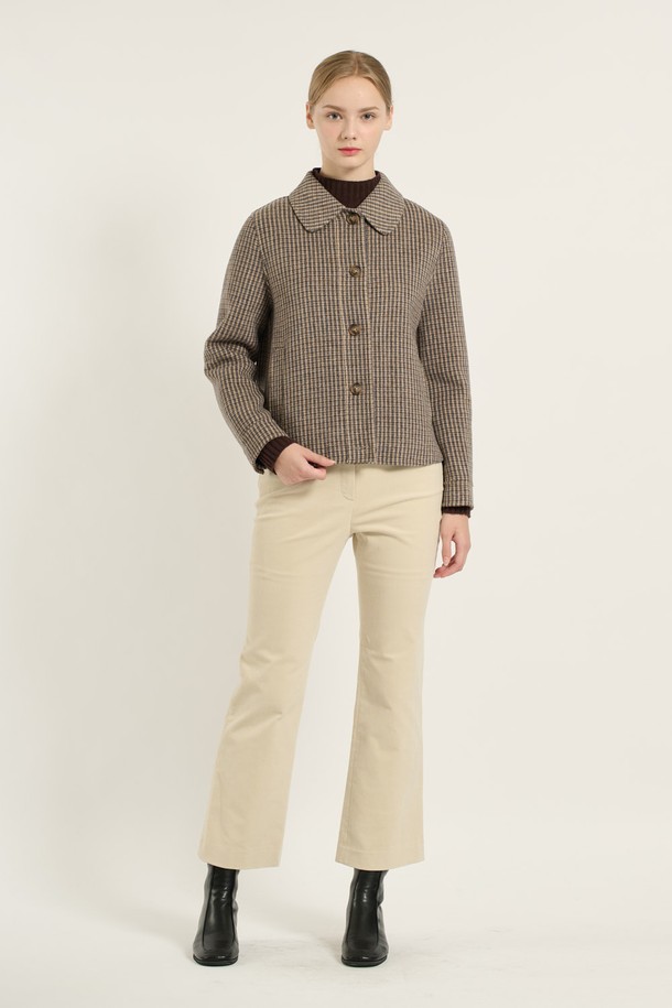 [25WT] 스탠카라 크롭 체크 핸드메이드 재킷은 여성용 아우터로, 가을과 겨울에 착용하기 좋은 두꺼운 울 소재의 재킷입니다. 베이지 컬러에 클래식하고 미니멀한 무드의 체크 패턴이 특징이며, 스탠카라 디자인과 크롭 기장으로 세련된 실루엣을 연출합니다. 핸드메이드 방식으로 제작되어 높은 퀄리티를 자랑하며, 레귤러핏으로 제작되어 편안한 착용감을 제공합니다. 버튼 여밈 방식과 긴 소매 기장으로 오피스룩, 출근룩, 모임룩 등 다양한 TPO에 활용할 수 있습니다.
