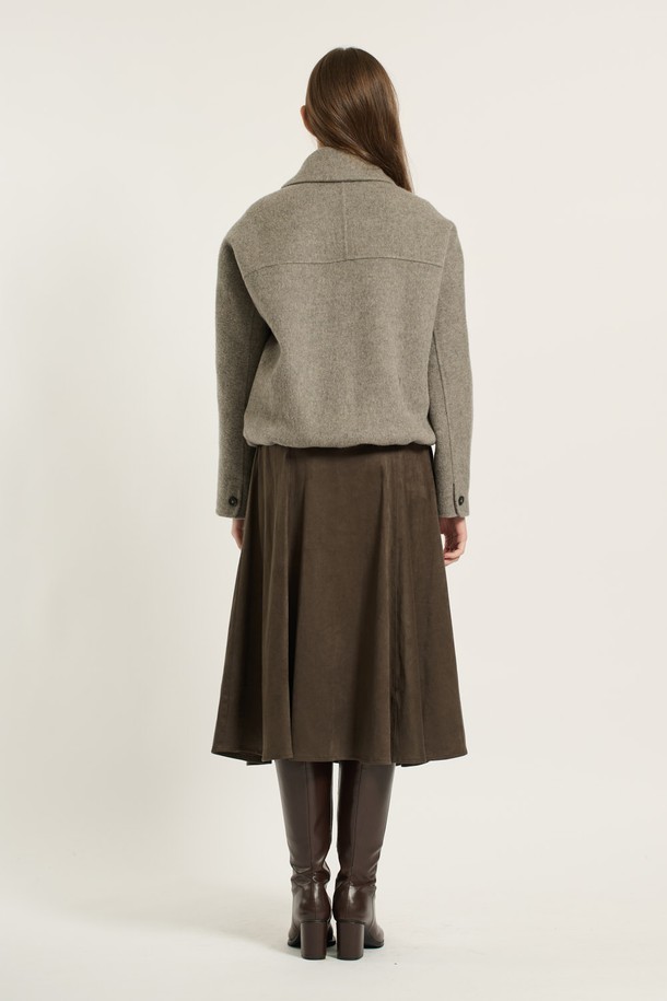 [25WT] 스탠카라 스트링볼륨 핸드메이드 재킷은 여성용 아우터입니다. 클래식하고 미니멀한 스타일의 그레이 컬러 자켓으로, 가을과 겨울에 착용하기 좋습니다. 울 소재의 두꺼운 두께감과 뻣뻣한 촉감이 특징이며, 핸드메이드 방식으로 제작되어 볼륨감 있는 실루엣을 연출합니다. 레귤러핏에 버튼 여밈 방식이며, 크롭 기장과 긴 소매 디자인으로 세련된 오피스룩, 출근룩, 모임룩을 완성해보세요.
