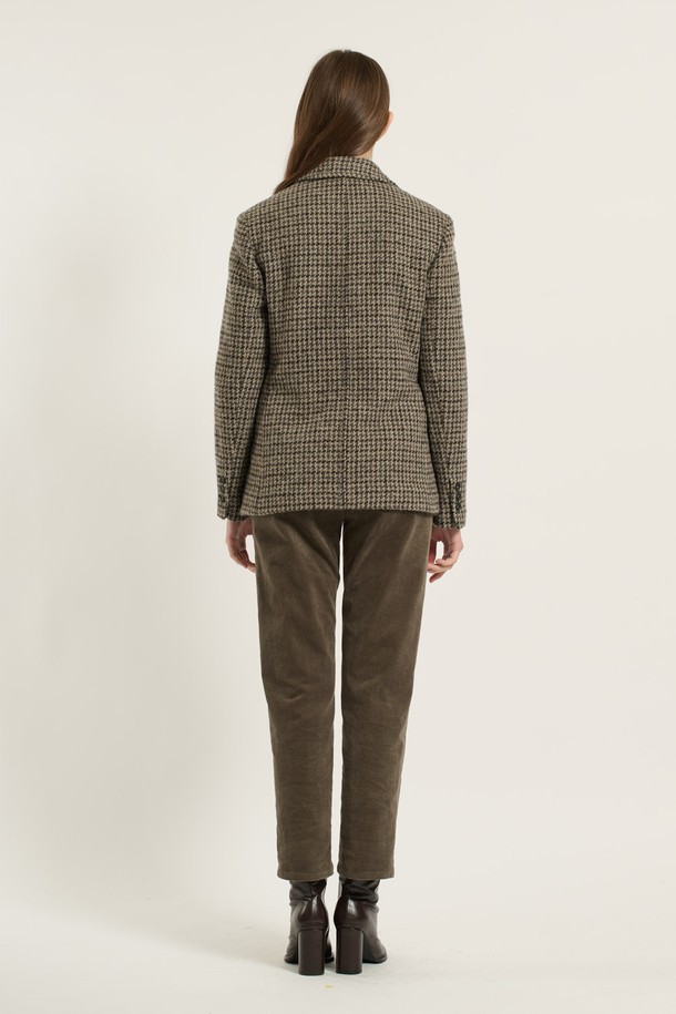 [25WT] 부클 체크 재킷 - M BROWN B5D9J10779는 부드러운 부클 소재로 제작된 여성용 자켓입니다. 브라운 컬러의 클래식한 체크 패턴이 특징이며, 가을과 겨울에 따뜻하게 착용할 수 있습니다. 싱글 버튼 여밈 방식과 테일러드 코트 타입으로, 오피스룩, 출근룩, 모임룩 등 다양한 TPO에 활용 가능합니다. 레귤러핏과 긴 소매 기장으로 편안함을 더했으며, 포켓 디테일이 돋보입니다. 클래식하고 미니멀한 스타일을 연출하기에 좋은 아이템입니다.
