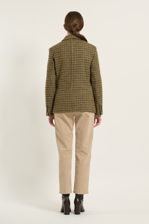 [25WT] 부클 체크 재킷 - MUSTARD B5D9J10733는 가을, 겨울 시즌에 어울리는 여성용 크롭 자켓입니다. 부드러운 촉감의 부클 소재와 두꺼운 두께감으로 따뜻함을 선사하며, 클래식한 무드의 체크 패턴이 특징입니다. 싱글 버튼 여밈 방식과 레귤러 핏으로 편안하게 착용 가능하며, 데이트룩, 모임룩, 출근룩 등 다양한 TPO에 활용할 수 있습니다. 미니멀, 시크 스타일을 즐기는 분들께 추천하며, 긴 소매와 크롭 디자인으로 세련된 실루엣을 연출합니다.
