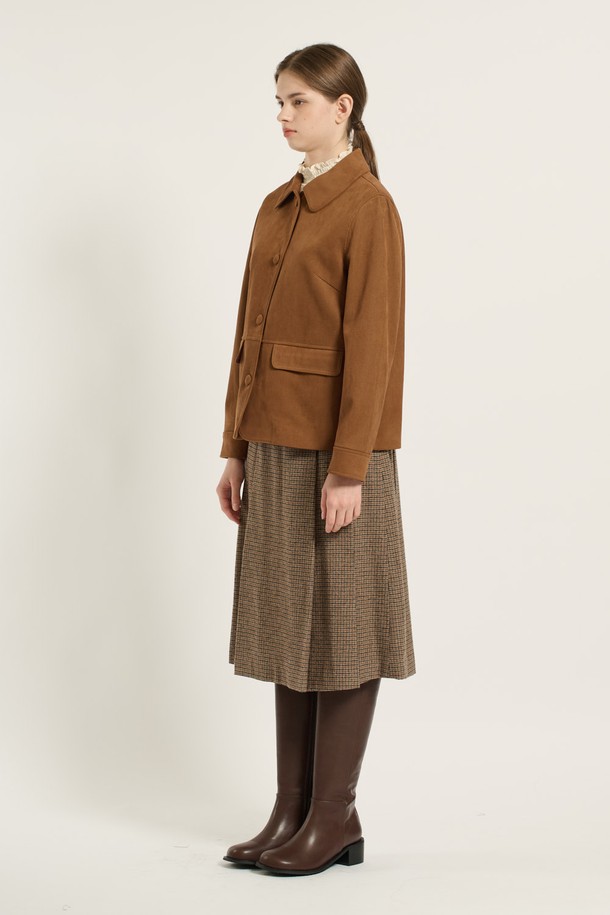 [25WT] 인조 스웨이드 재킷 - CAMEL B5D9J11480은 여성용 자켓으로, 부드러운 촉감의 인조 스웨이드와 인조 가죽 소재로 제작되었습니다. 봄, 가을에 어울리는 얇은 두께의 레귤러핏 테일러드 코트 타입이며, 카멜 컬러의 무지 디자인이 특징입니다. 싱글 버튼 여밈 방식과 긴 소매, 포켓 디테일이 돋보이는 클래식하고 미니멀한 스타일의 재킷입니다. 오피스룩, 출근룩, 모임룩 등 다양한 TPO에 시크하게 매치할 수 있습니다.
