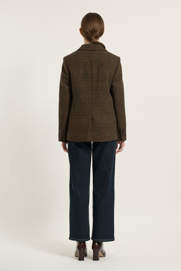 [25WT] 더블단추의 테일러드 카라 재킷 - BROWN B5D9J11574는 클래식한 무드의 여성 자켓입니다. 브라운 컬러의 울 소재로 제작되어 가을, 겨울 시즌에 적합하며, 두꺼운 두께감으로 따뜻함을 더합니다. 테일러드 카라 디자인과 더블 버튼 여밈 방식이 특징이며, 레귤러 핏으로 제작되어 편안한 착용감을 선사합니다. 오피스룩과 모임룩에 적합하며, 미니멀하고 클래식한 스타일을 연출할 수 있습니다.
