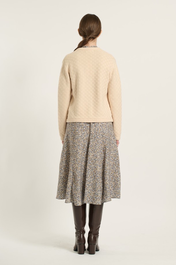 [25WT] 볼륨 텍스쳐 버튼업 가디건 - LIGHT BEIGE (라이트 베이지) B5D9K10171은 여성용 가디건입니다. 부드러운 니트 소재로 제작되어 봄, 가을에 착용하기 좋으며, 중간 두께감으로 편안한 착용감을 선사합니다. 베이직하고 캐주얼한 스타일로, 무지 디자인에 레귤러핏과 레귤러 기장으로 제작되었습니다. 볼륨감 있는 텍스처와 버튼 여밈 방식이 특징이며, 출근룩이나 모임룩 등 다양한 TPO에 활용 가능합니다. 캐주얼, 미니멀, 클래식 스타일을 즐겨 입는 분들께 추천합니다.
