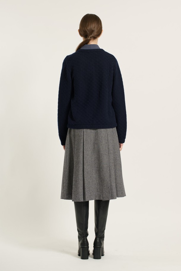 [25WT] 볼륨 텍스쳐 버튼업 가디건 - 다크 네이비 B5D9K10156는 여성용 가을/겨울 의류로, 클래식하고 베이직한 스타일을 연출합니다. 다크 네이비 컬러의 레귤러 핏 가디건으로, 부드러운 니트 소재와 두꺼운 두께감이 특징입니다. 라운드넥 디자인에 긴 소매 기장으로, 볼륨감 있는 텍스처와 버튼 여밈 방식이 돋보입니다. 출근룩, 모임룩, 데이트룩 등 다양한 상황에 활용하기 좋으며, 미니멀하고 캐주얼한 스타일을 연출할 수 있습니다.
