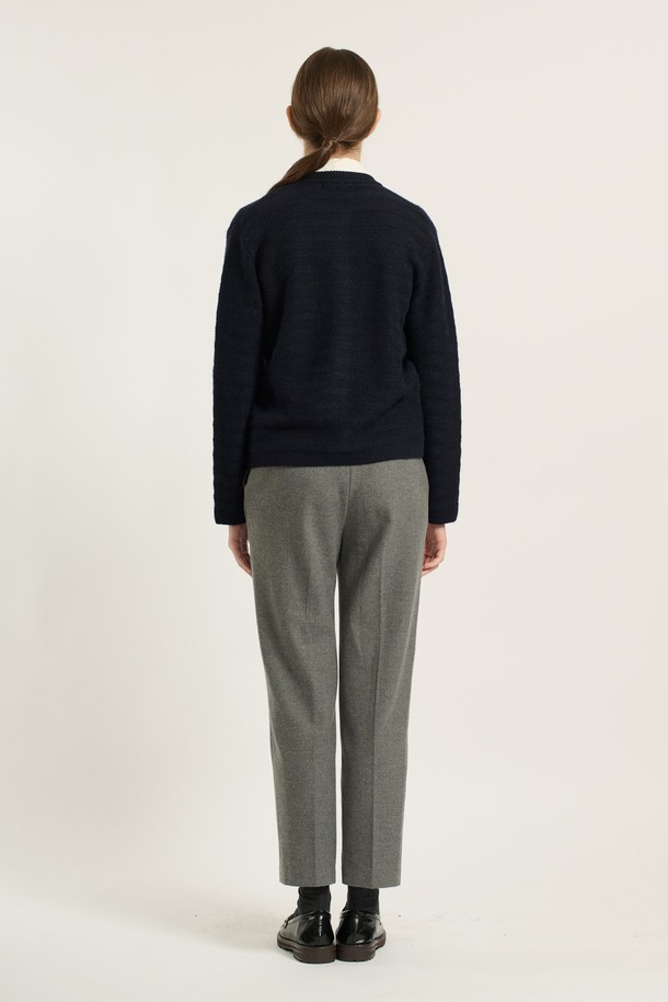 [25WT] 글리터 텍스처 스트라이프 가디건 - DARK NAVY B5D9K10256은 여성용 가디건으로, 다크 네이비 컬러에 글리터 텍스처 스트라이프 패턴이 돋보입니다. 봄, 가을 시즌에 적합하며, 베이직한 스타일을 연출하기 좋습니다. 부드러운 니트 소재로 제작되어 편안한 착용감을 제공하며, 레귤러 핏과 라운드넥 디자인으로 깔끔한 실루엣을 선사합니다. 크롭 기장에 긴 소매 디테일이 더해져 미니멀, 클래식, 캐주얼 룩에 모두 잘 어울립니다.
